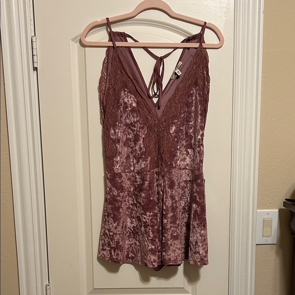 NWT Express Velvet and Lace one piece romper in Mauve